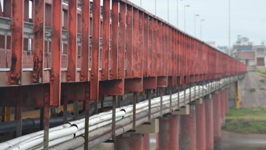 Siguen pasando los meses, aumenta el deterioro y el puente Dardo Rocha sigue sin reparación