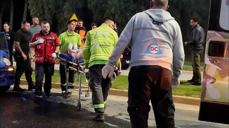 Una mujer herida tras un choque frente al Parque Miguel Lillo