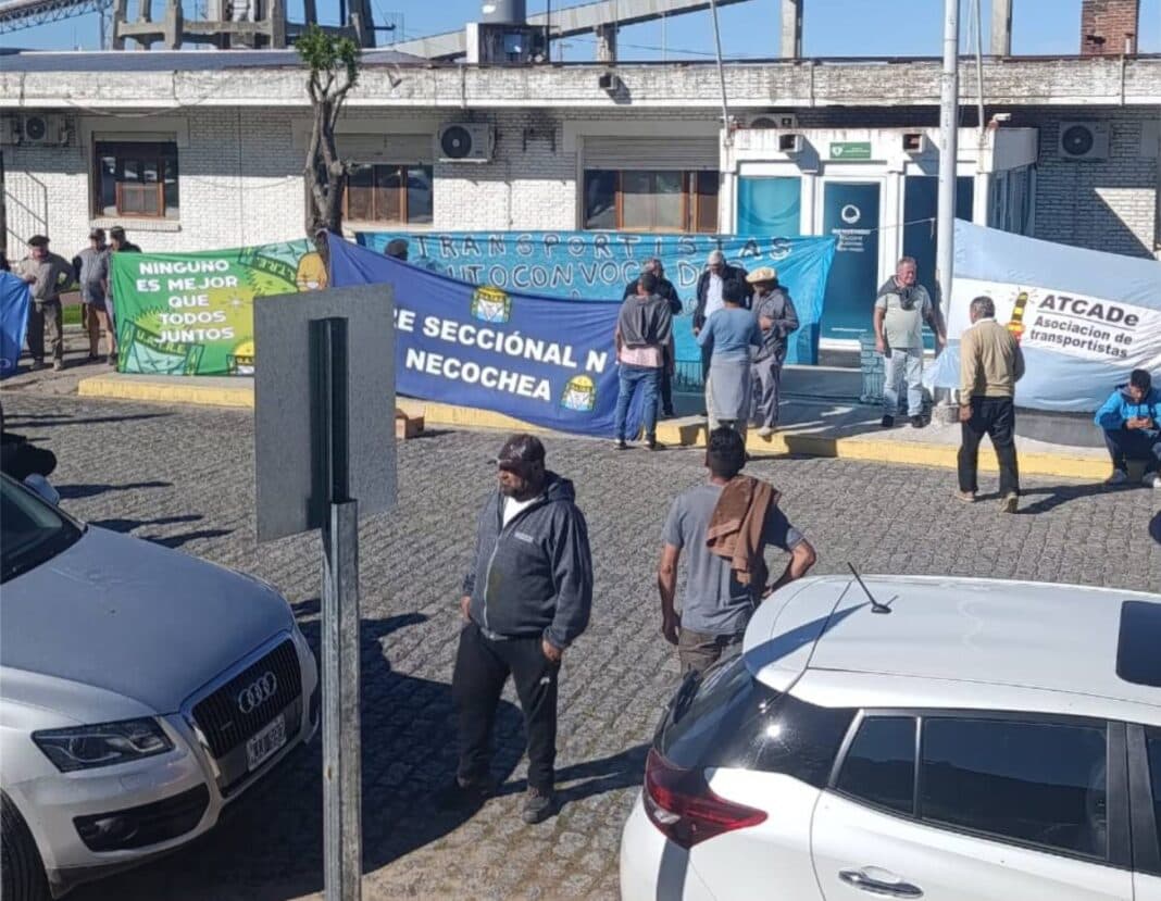Finalmente el agro cedió: Acordaron una suba del 19% y los transportistas levantan el paro en Puerto Quequén