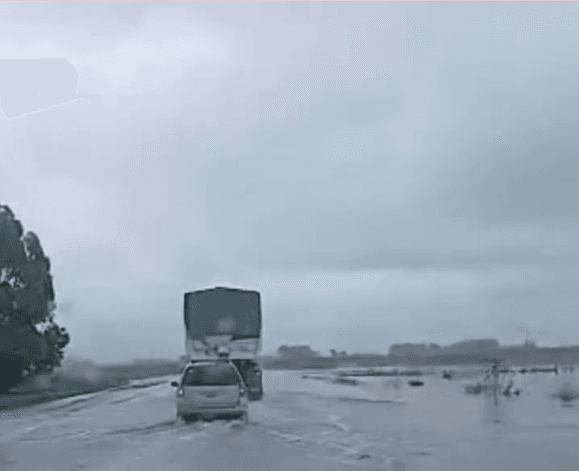 Persiste el corte total en la Ruta Nacional 228 por acumulación de agua