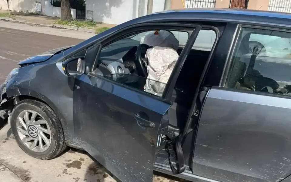 El peligro de cruzar la calle 73: Dos accidentes en minutos movilizaron a los servicios de emergencia