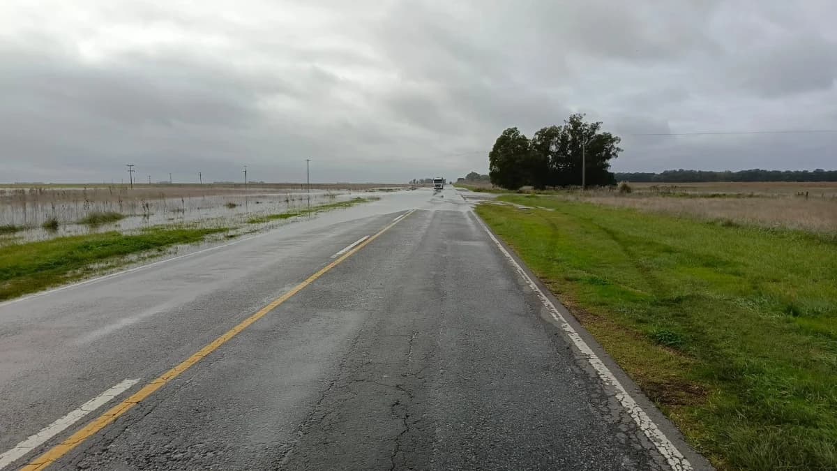 La Ruta 228 sigue cortada por agua en la calzada y piden evitar viajes innecesarios
