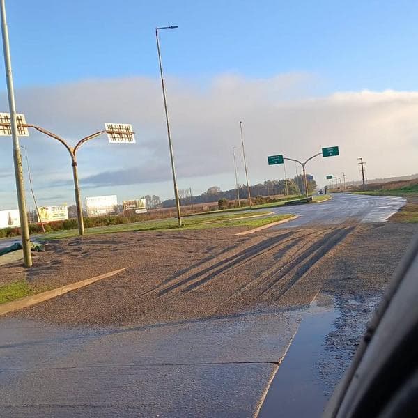 Volcó un acoplado con girasol en la rotonda de Pieres