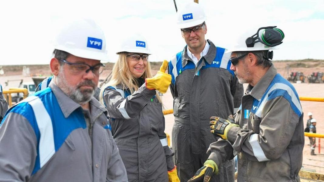 Ahora piden la renuncia de Manuel Adorni a su puesto en el directorio de YPF