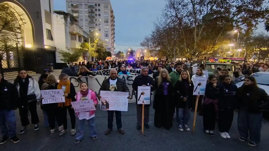 La comunidad local marchó por las calles céntricas en una jornada marcada por el pedido de justicia y la visibilización de los casos de violencia.
