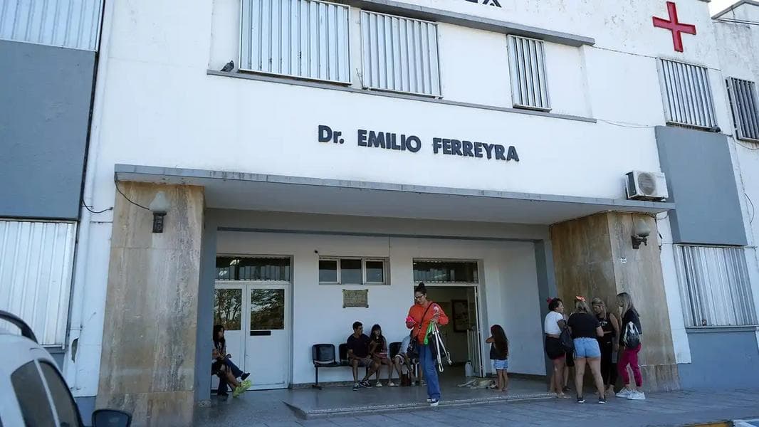 Lo encontraron baleado en una casa de Quequén y terminó detenido en el hospital