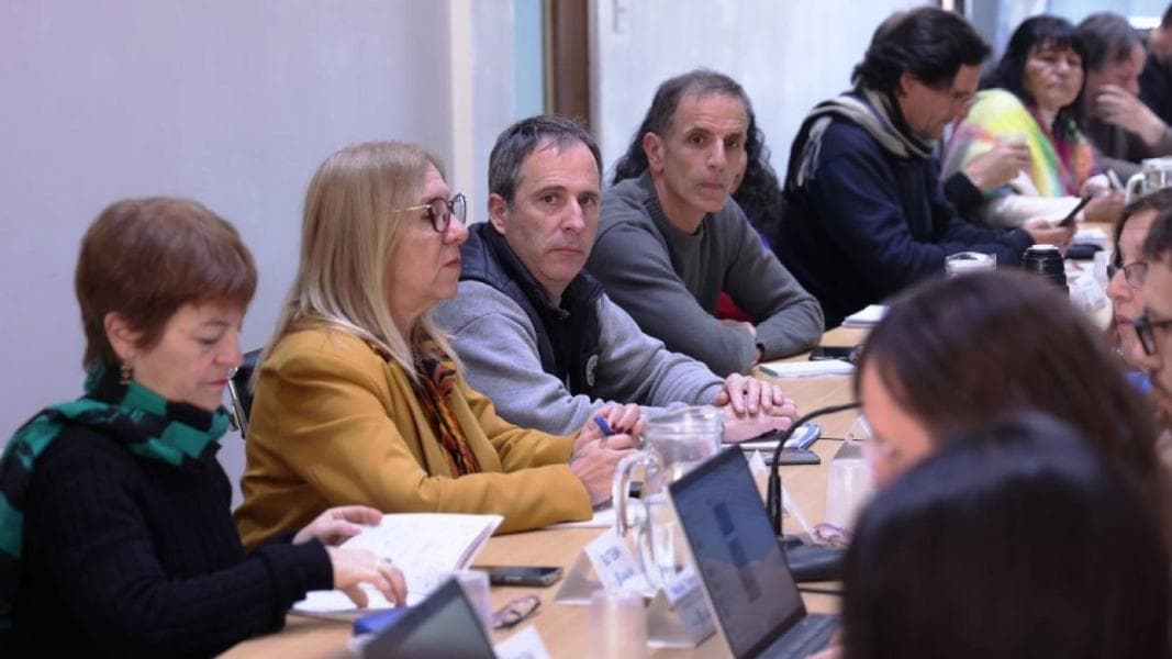 Crece la tensión con Kicillof: estatales y docentes presionan por un aumento antes del cierre de los sueldos