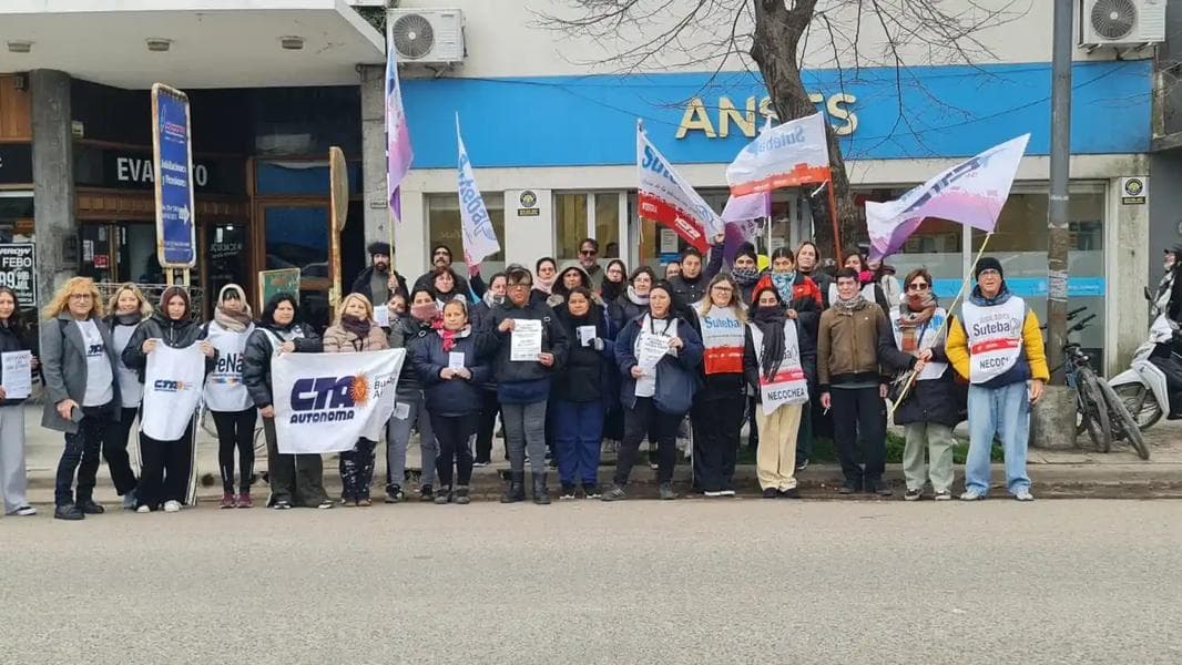 Sindicatos y organizaciones sociales marcharon frente a la sede de ANSES en Necochea
