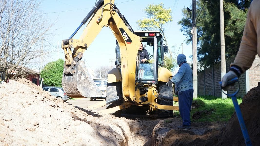 Amplían la red cloacal en Barrio Norte y Mataderos