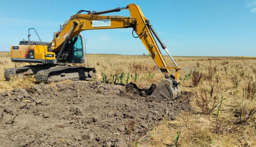 Suman una retroexcavadora para reforzar los trabajos por los anegamientos rurales