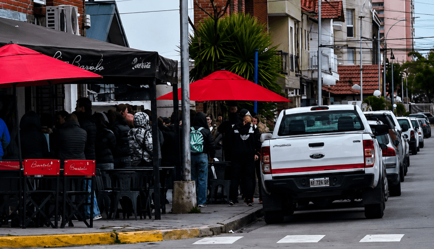 Largas filas en Necochea por una sola vacante laboral en la zona balnearia