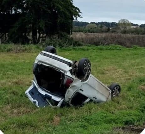 Violento choque entre camiones en la Ruta 226: un auto cayó de una plancha y terminó volcado