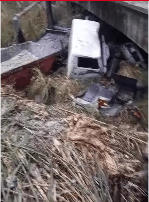 Un camión cayó desde un puente en la Ruta 88 y terminó dentro del arroyo Las Brusquitas