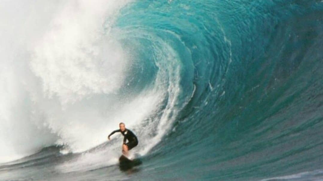 Murió un marplatense mientras practicaba surf en la Isla de Pascua