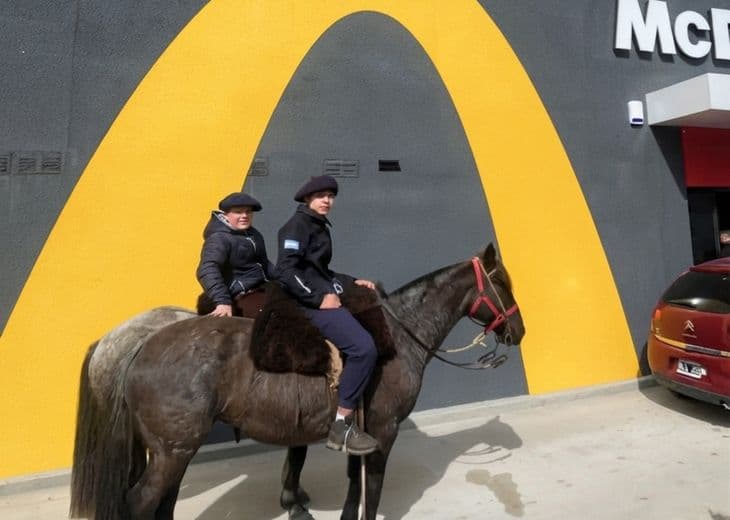 “McCaballo”: fueron a caballo al AutoMac y la escena se volvió viral