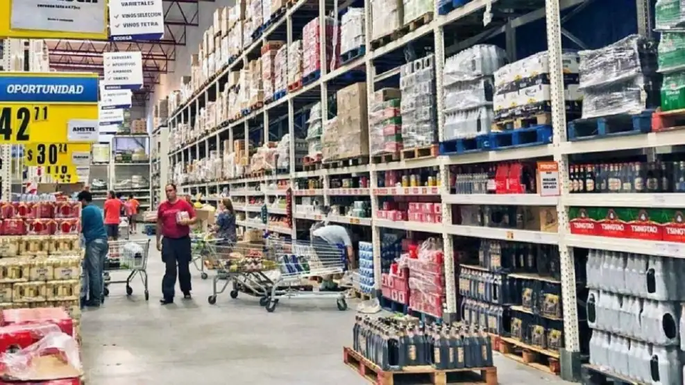 El consumo sigue en baja: cayeron las ventas en supermercados, mayoristas y centros de compras según el Indec