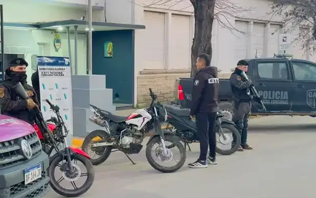Investigaban maniobras peligrosas y encontraron tres motos, dos de ellas buscadas por la Justicia