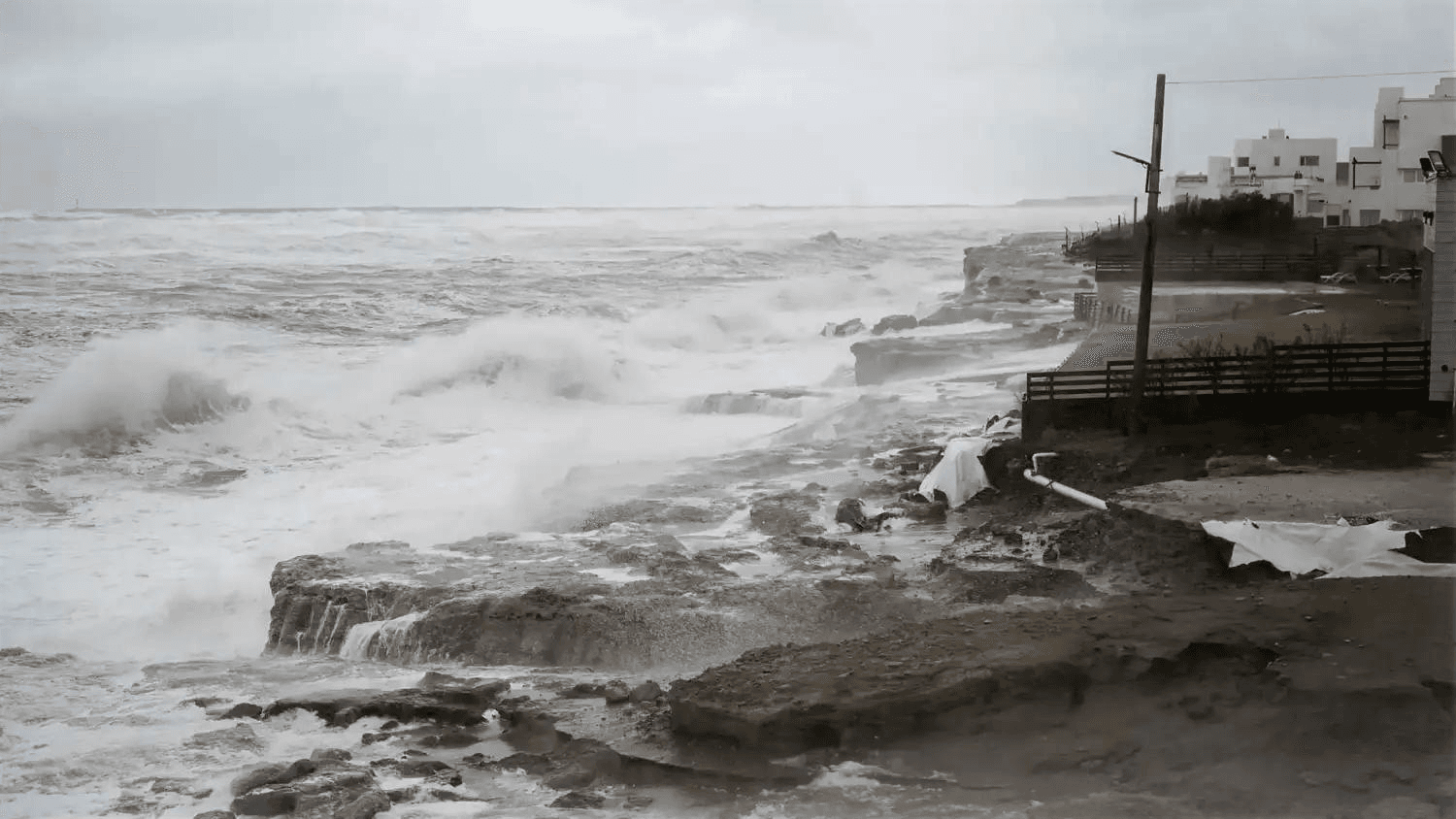 Necochea bajo un fuerte temporal: ráfagas superiores a 70 km/h y olas de casi 7 metros