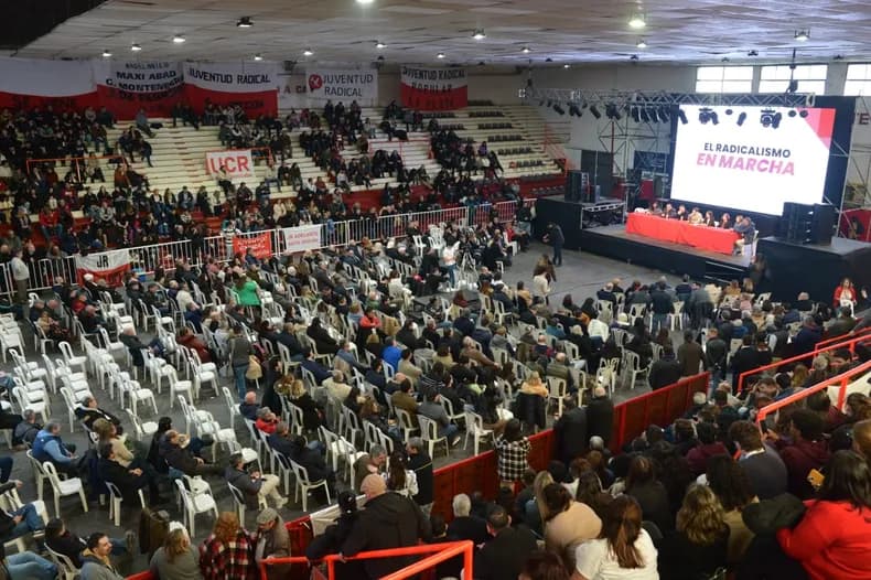 La UCR bonaerense renovó sus autoridades, pero la unidad terminó con un portazo y fuertes críticas