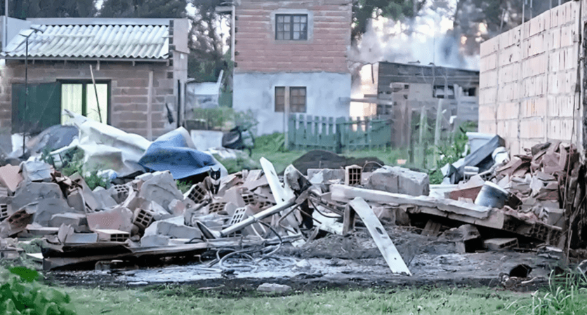 Lo acusaron de ladrón y le demolieron la casa