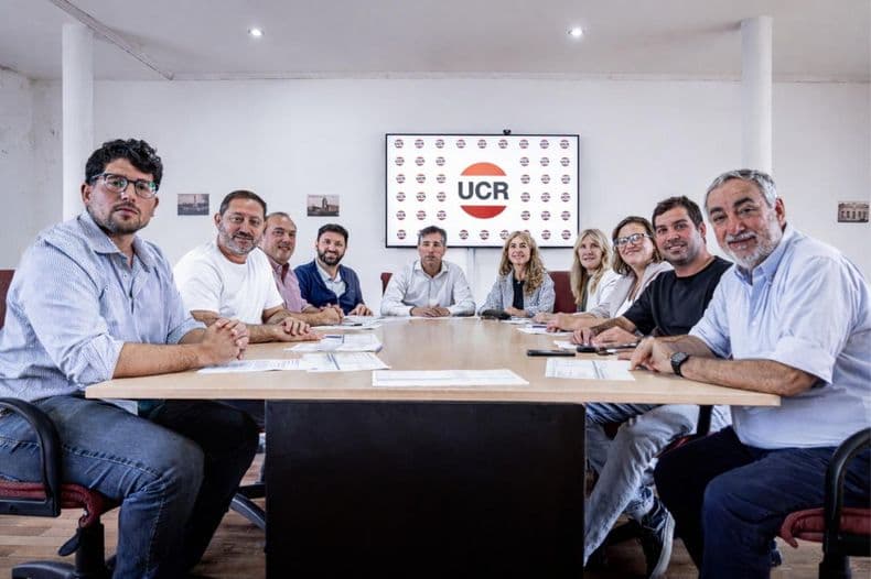 La interna radical llegó al Foro de Intendentes y dejó un empate por la conducción