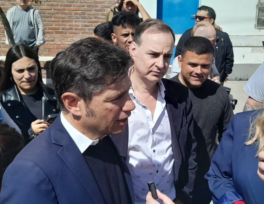 Kicillof desembarcó en Lobería con escrituras, netbooks, una ambulancia y equipamiento