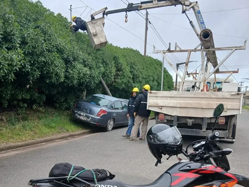 Un auto chocó contra un poste en calles 47 y 56 y su conductor debió ser hospitalizado