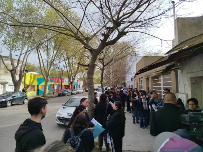 Una fila de 700 metros por trabajo expone la crisis laboral en Mar del Plata