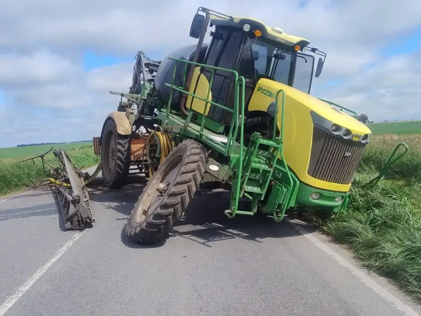Grave accidente en la Ruta 228: un camionero de Necochea resultó herido y debieron cortar el tránsito