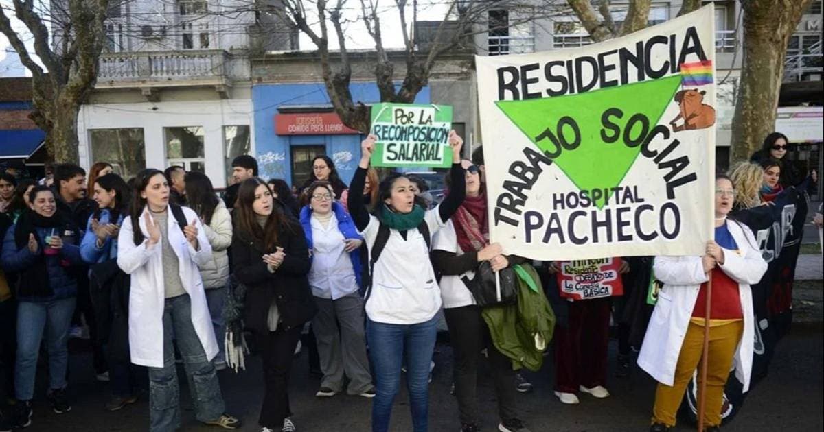 Médicos residentes reclaman mejores salarios y advierten por el impacto en la salud pública