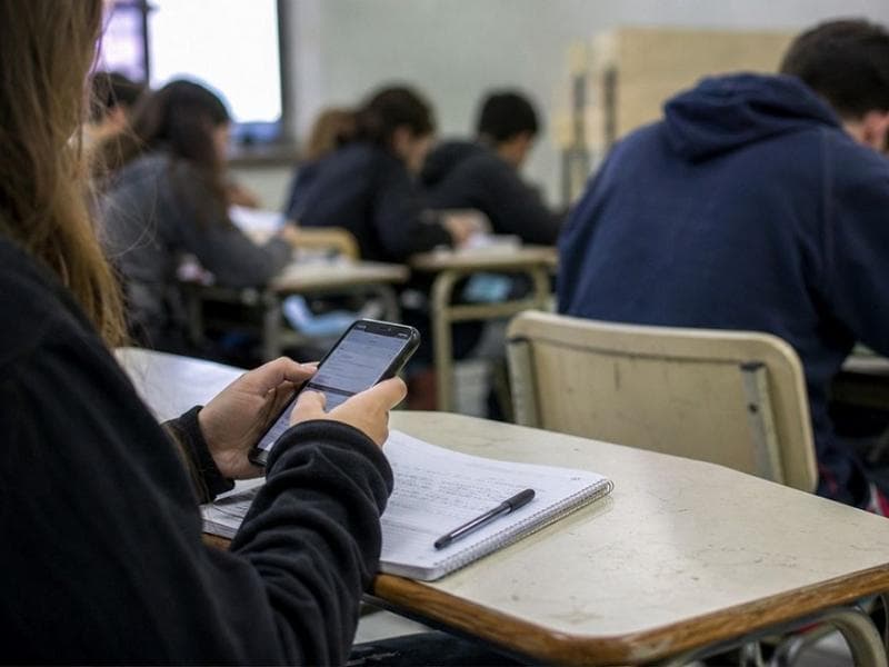 La Cámara de Diputados bonaerense aprobó la ley que restringe el uso de celulares en las aulas