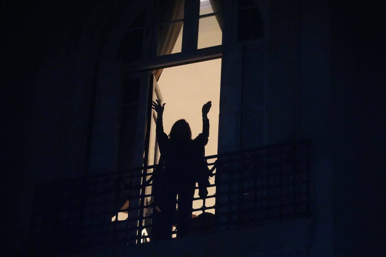 Cristina Fernandez de Kirchner, desde su balcon en San José 1111.
