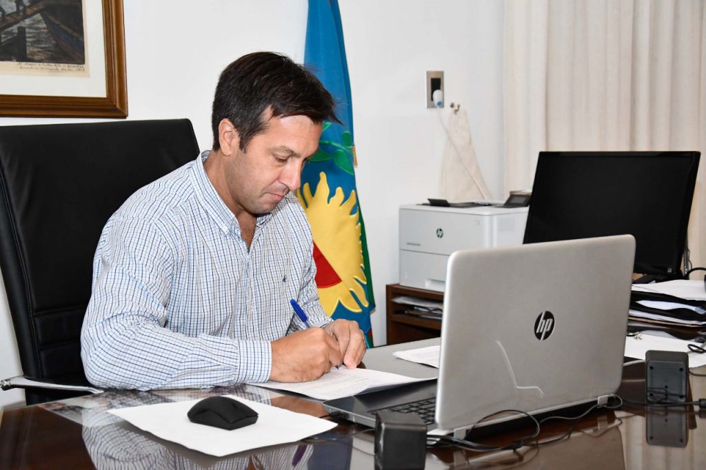 08-02-FOTO-Arturo-Rojas-firma-convenio2-1-1024x682