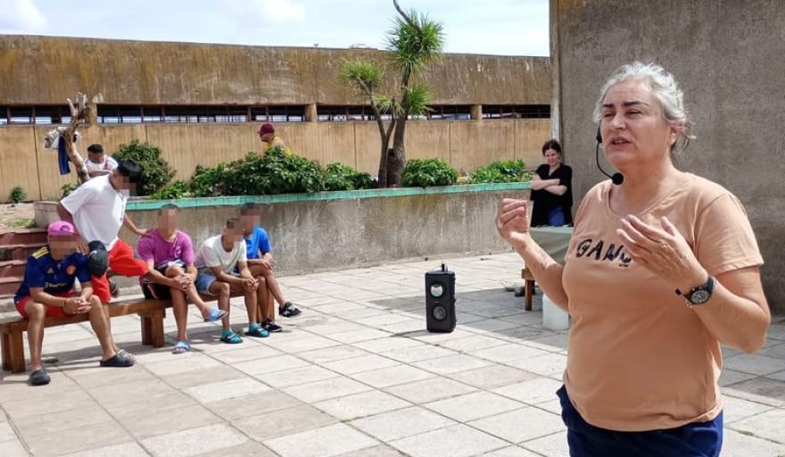 Aida-lhez-guiando-una-meditacion-en-el-patio-con-internos-del-pabellon-no-12